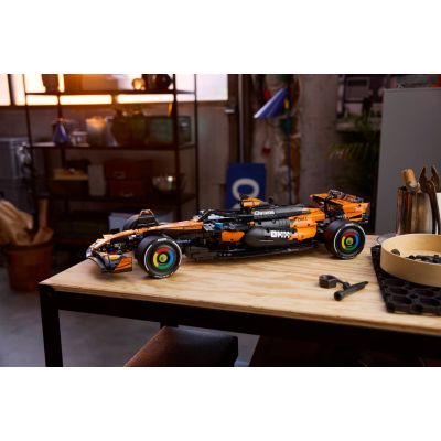 7. LEGO 42228 Technic - Bolid McLaren MCL39 F1