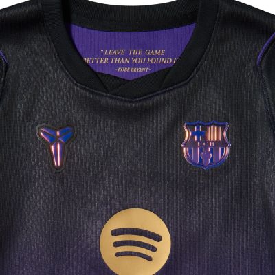 9. Komplet piłkarski dla dzieci Nike FC Barcelona Stadium Away 2026/27 fioletowo-czarny II1649 505