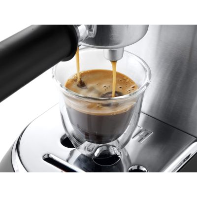 3. Ekspres kolbowy DeLonghi Dedica Style EC 685.M (1350W; kolor srebrny)