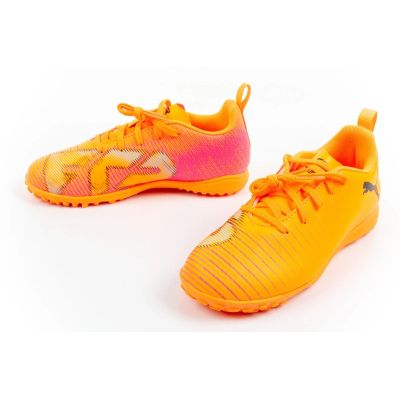 7. Buty dziecięce sportowe turfy Puma Future 8 Play TT obuwie piłkarskie pomarańczowe