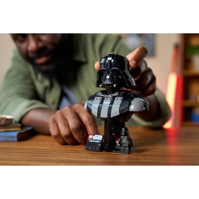12. LEGO Star Wars 75439 - Popiersie Dartha Vadera