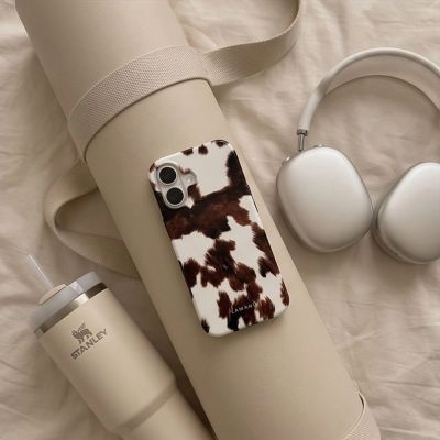 6. Etui Tech-Protect Lamano MagSafe na iPhone 17 - brązowo-białe