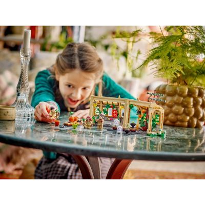 18. LEGO Harry Potter 76445 Zamek Hogwart: zajęcia z zielarstwa