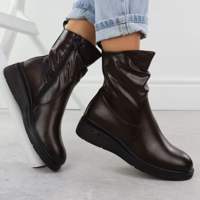 5. Botki damskie na koturnie brązowe Vinceza 26-58557