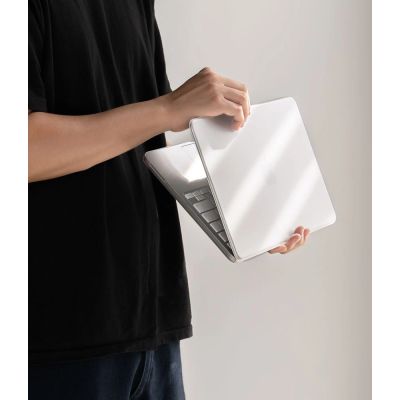 8. Etui Ringke Slim na MacBook Neo 13" - przezroczyste matowe