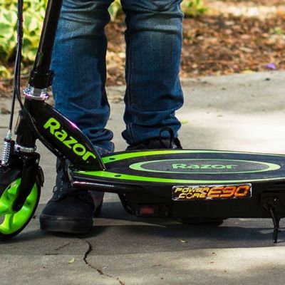 18. Hulajnoga elektryczna Razor E90 Power Core 13173802 (kolor czarny, kolor zielony)