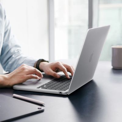 5. Etui Spigen AirSkin na MacBook Air 13" 2023/ 2024 / 2025 / 2026 - przezroczyste