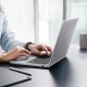 5. Etui Spigen AirSkin na MacBook Air 13" 2023/ 2024 / 2025 / 2026 - przezroczyste