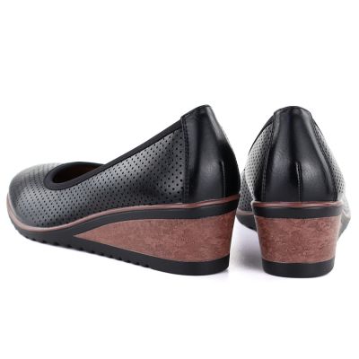 4. Czółenka damskie półbuty ażurowe na koturnie czarne Vinceza 58629