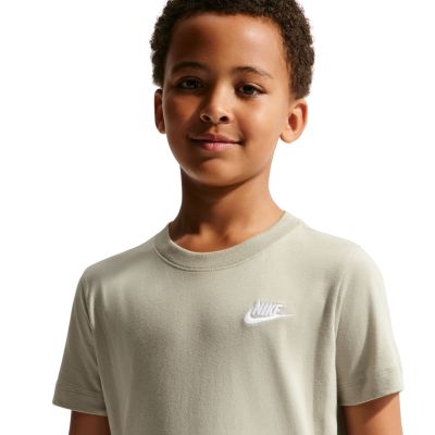6. Koszulka dla dzieci Nike Sportswear zielona FZ5177 304