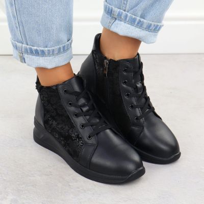 7. Skórzane botki damskie w kwiaty na koturnie czarne Filippo  DBT7280