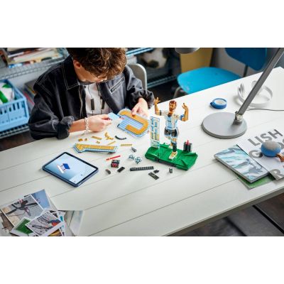16. LEGO Editions 43015 - Lionel Messi - piłkarska legenda