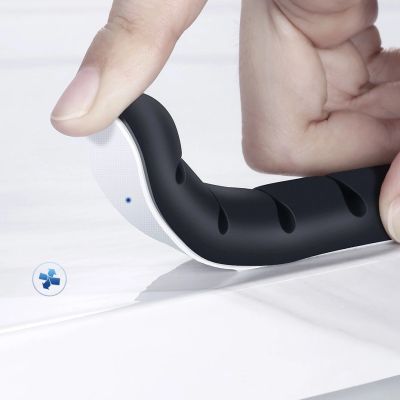 6. Organizer Ugreen 30762 samoprzylepny na 4 kable - czarny (2 szt.)