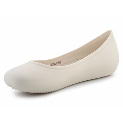 4. Baleriny Crocs Brooklyn Flat 209384-160