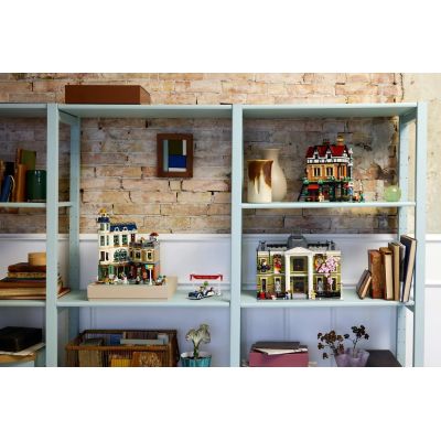 14. LEGO Icons 11371 - Ulica handlowa