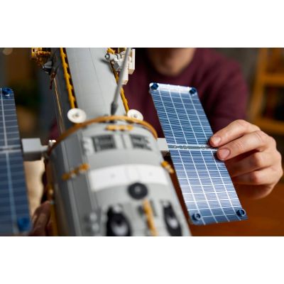 8. LEGO Icons 11382 - Kosmiczny Teleskop Hubble'a