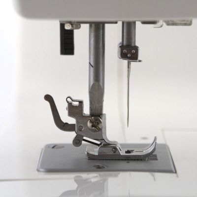 12. Maszyna do szycia ŁUCZNIK Karina 910