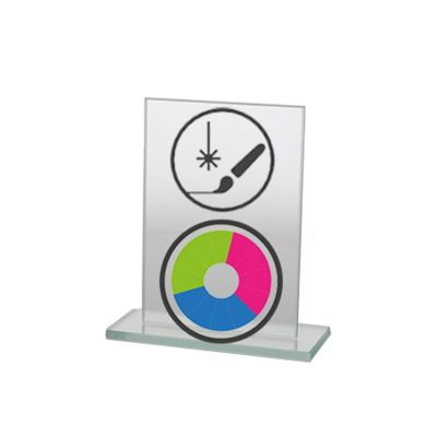 2. Trofeum szklanie z nadrukiem kolorowym LuxorJet, grawerowaniem i wypełnieniem farbą