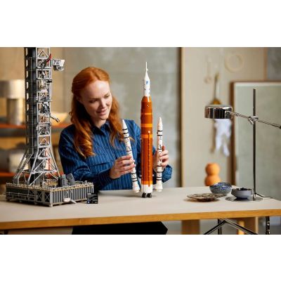 11. LEGO Icons  10341 Rakieta SLS NASA Artemis