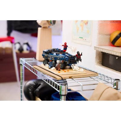 12. LEGO Marvel Super Heroes 76349 - Poscig Spider-Mana z więźniarką