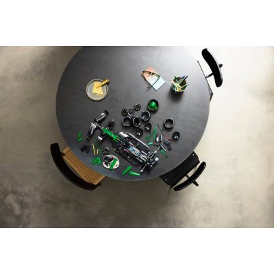 8. LEGO Technic 42240 - Bolid F1 Aston Martin Aramco AMR25