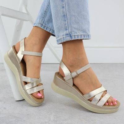 2. Sandały damskie na koturnie złote Vinceza 15358