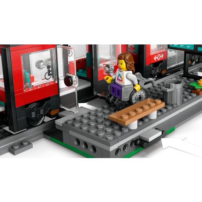7. LEGO City 60423 Tramwaj miejski ze stacją