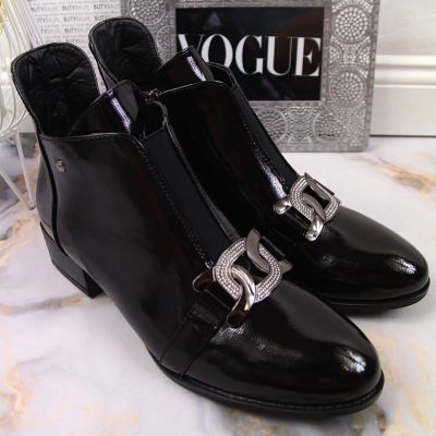 4. Botki damskie lakierowane z klamrą czarne Potocki