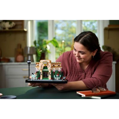 17. LEGO ICONS 10362 Francuska kawiarenka