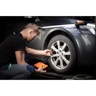 2. NEO tools 11-997 latarka