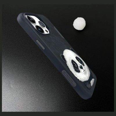 8. Etui Nimmy Big Eyed Pet 2.0 Panda na iPhone 15 Pro - czarne