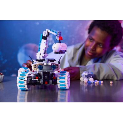 11. LEGO Technic 42211 - Kosmiczny łazik księżycowy Lunar Outpost