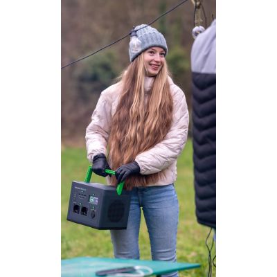 13. Przenośna elektrownia APC OffGrid 730, 738 Wh litowo-jonowa, LCD, 2 gniazda CEE 7/3 Schuko, Sinewave, 3 USB-A, 2 USB-C, Ładowarka bezprzewodowa