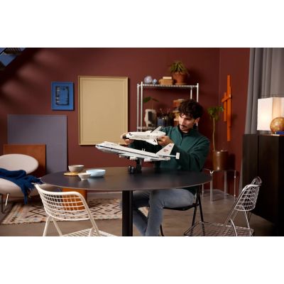 8. LEGO Icons 10360 Nosiciel wahadłowców