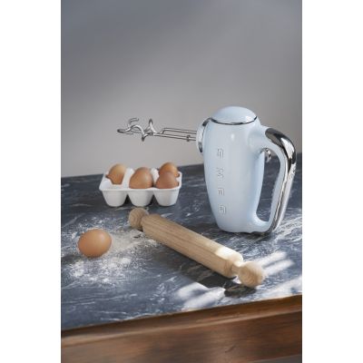 12. Mikser ręczny Smeg HMF01PBEU w stylu retro z lat 50. Pastelowy niebieski