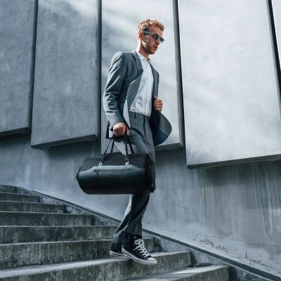 13. Torba podróżna Wozinsky Premium na garnitur z kieszenią na mokre rzeczy (45 l) - czarna