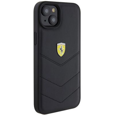 4. Etui Ferrari Quilted Metal Logo do iPhone 15 Plus - czarne