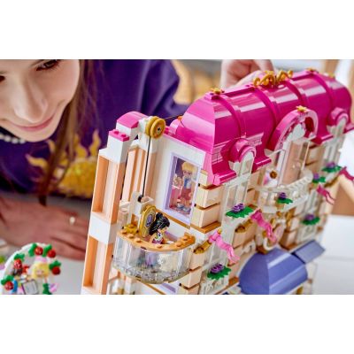14. LEGO Friends 42704 - Grand Hotel w mieście Heartlake