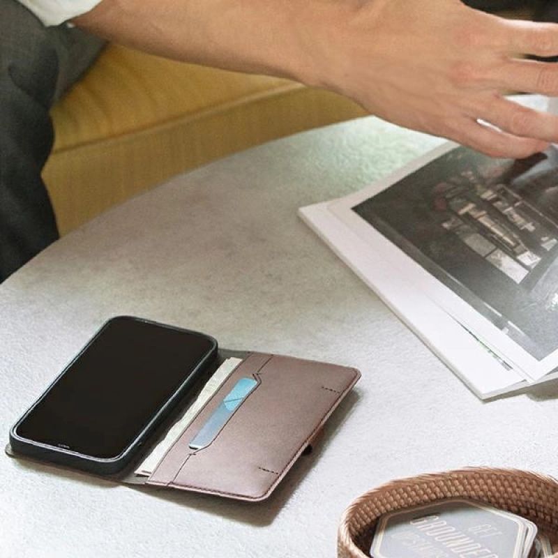 7. Etui Uniq Journa na iPhone 12 / iPhone 12 Pro - szare