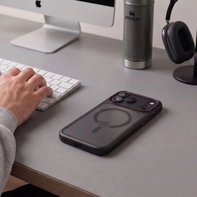 7. Etui Tech-Protect MagCam MagSafe na iPhone 18 Pro Max / 17 Pro Max - czarno-czerwone matowe