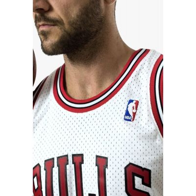 4. Koszulka Mitchell &  Ness Chicago Bulls NBA Swingman Jersey Bulls 97-98 Dennis Rodman M SMJYAC18079-CBUWHIT97DRDN