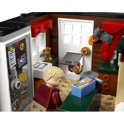 41. LEGO Ideas 21330 Kevin sam w domu