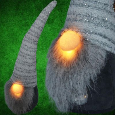 8. SKRZAT GNOM Z DŁUGĄ BIAŁĄ CZAPKĄ I ŚWIĘCĄCYM NOSEM 42CM