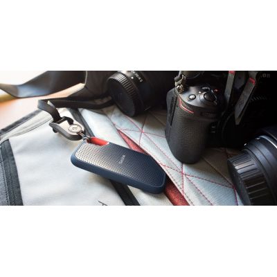 4. SANDISK SSD EXTREME PORTABLE 1TB (1050 MB/s)