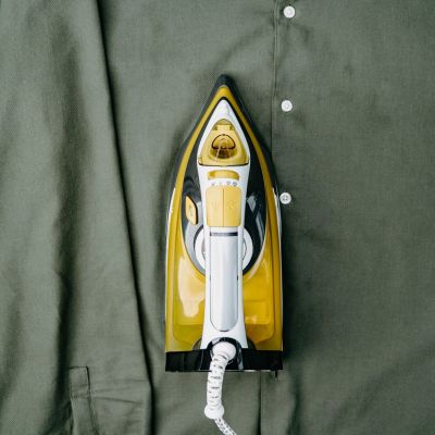 14. Żelazko parowe Adler CR 5029 (2400W; kolor żółty)