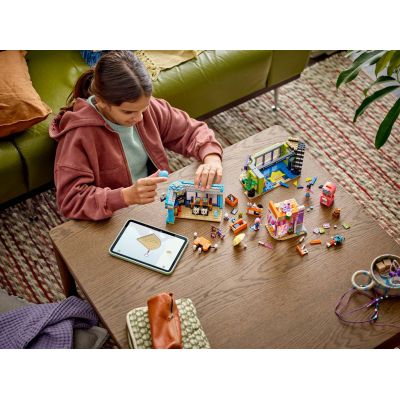 10. LEGO Friends 42674 - Sklep z grami i komiksami