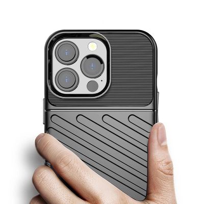 6. Thunder Case elastyczne pancerne etui pokrowiec iPhone 13 Pro zielony