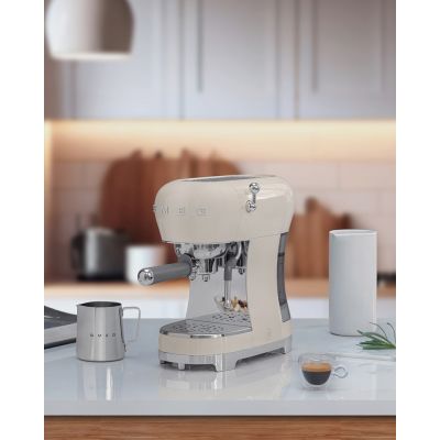 10. SMEG Ekspres do kawy (ECF02CREU) creme