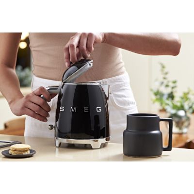 49. Czajnik SMEG mini 0,8L czarny Schwarz (KLF05BLEU)