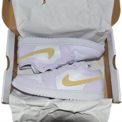 10. Buty damskie Air Jordan 1 Low Wmns 'Barely Grape' - DC0774-501